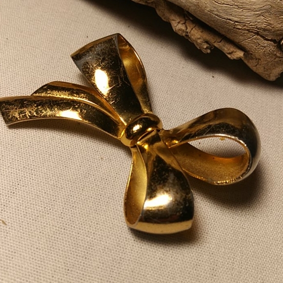 Vintage Coro 3-Bow Brooch in Gold Tone - Picture 5 of 6